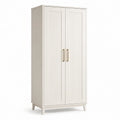 Armoire en bois blanc avec poignées dorées